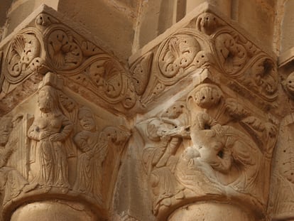 Bailarinas, una de ellas se contorsiona, a la derecha, y músicos en capiteles de la iglesia románica de Santiago de Agüero (Huesca).