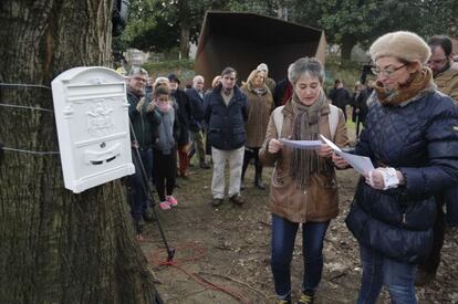 Maite Pagazaurtundua (derecha), durante el acto en el que se colocó un buzón para que quien lo considere oportuno asumiera su particular responsabilidad en el asesinato de su hermano.