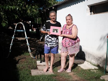 Gabriela Sandes y Aníbal Fuentes sostienen una fotografía de su hija Ana, en la Provincia de Buenos Aires.