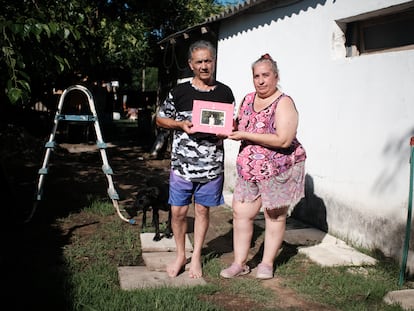 Gabriela Sandes y Aníbal Fuentes sostienen una fotografía de su hija Ana, en la Provincia de Buenos Aires.