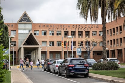 Entrada de la consejería de Educación, en la avenida de Campanar de Valencia.