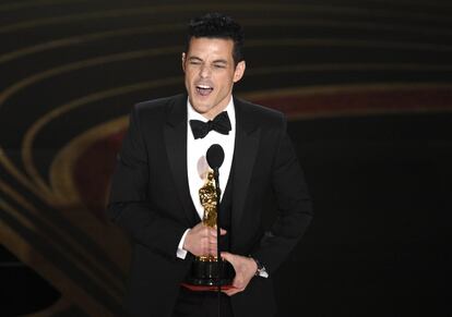 Rami Malek, actor que interpreta a Freddie Mercury en 'Bohemian Rhapsody', agradece su Oscar después de recogerlo.