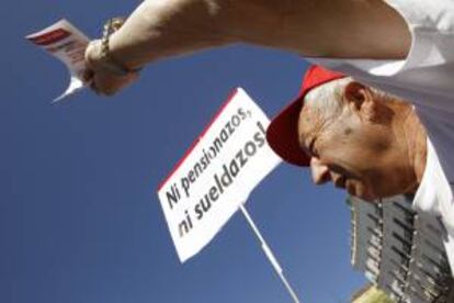 Pensionistas y jubilados durante una concentración en la Puerta del Sol de Madrid para pedir al Estado pensiones "dignas". EFE/Archivo