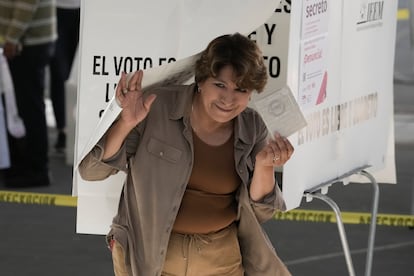 Delfina Gómez durante la votación en la jornada electoral.