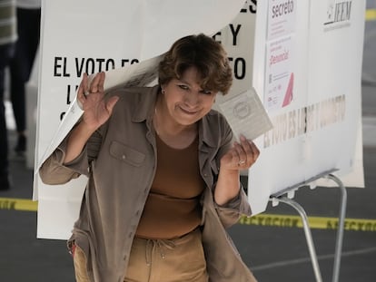 Delfina Gómez durante la votación en la jornada electoral.