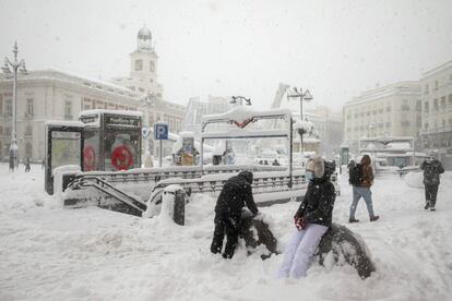 Imagem da Porta do Sol, em Madri, completamente coberta pela neve, na manhã de sábado. Além de imagens como essa, o temporal Filomena deixou caos nas estradas da capital, túneis fechados, o aeroporto sem operar, além da intervenção do exército na cidade.