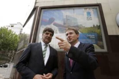 El alcalde de Burgos, Javier Lacalle (d), y el concejal de Cultura de la ciudad burgalesa, Fernando Gómez Aguado, hoy en Madrid durante la promoción de la ciudad castellanoleonesa como centro cultural, gastronómico, histórico y congresual.