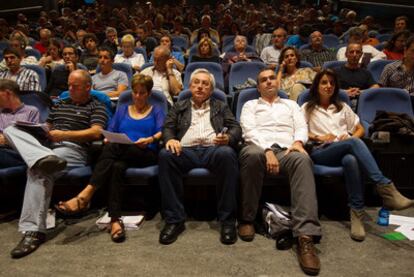 Patxi Zabaleta, en el centro, durante la Asamblea Nacional de Aralar en Berrioplano (Navarra).