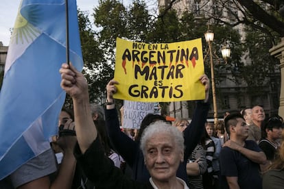 Grupo de víctimas se reunen frente al Congreso Nacional.