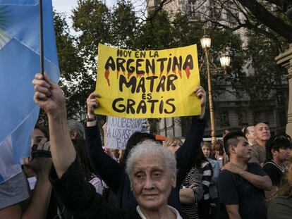 Grupo de v&iacute;ctimas se reunen frente al Congreso Nacional.