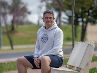 Javier Díaz, exusuario del medicamento Ozempic, antes de su entrenamiento en Bormujos, Sevilla.