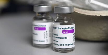 Viales vacíos de la vacuna de AstraZeneca para el Covid.