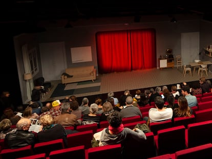 Asistentes en la Sala Beckett de Barcelona, en la previa del inicio de una obra de teatro.