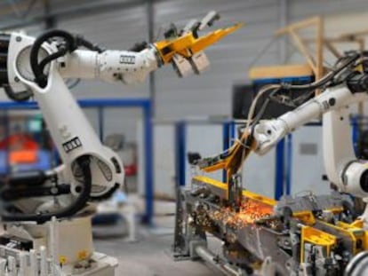 Dos robots trabajan en una de las f&aacute;bricas del grupo espa&ntilde;ol Gestamp.