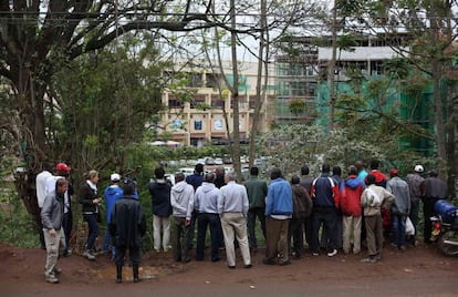 Los residentes y curiosos se acercan para ver la operación militar de rescate en el centro comercial Westgate, en la capital, Nairobi, 24 de septiembre de 2013.