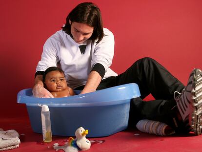 Messi baña a un pequeño Lamine Yamal de solo cinco meses para una campaña solidaria en el año 2007.