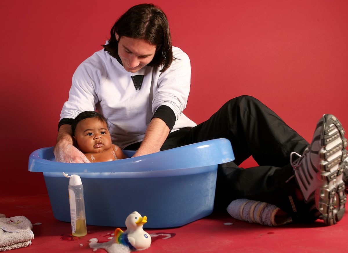 The story behind the photo of Messi bathing a baby named Lamine Yamal that has gone viral