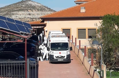 Traslado de ancianos este viernes de la residencia Valle del Cuco, en Adrada de Haza (Burgos).