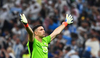 Emiliano Martinez, celebrando el primer gol de Argentina ante Croacia.