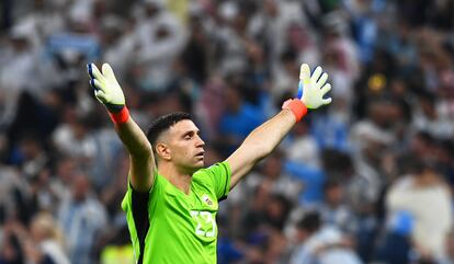 Emiliano Martinez, celebrando el primer gol de Argentina ante Croacia. 