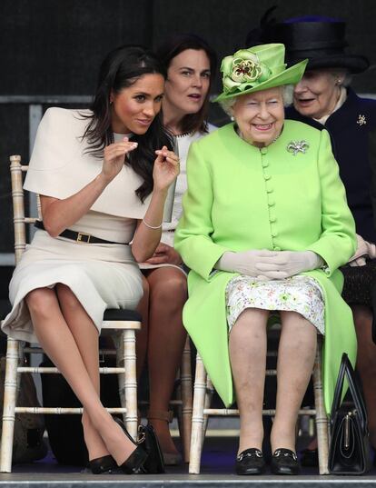 Samantha Cohen, detrás de Meghan Markle y de Isabel II en un acto en Cheshire, en junio de 2018.