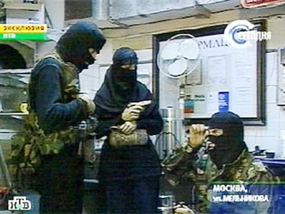 Imagen emitida por la televisión rusa durante el asalto al teatro Dubrovka de Moscú en octubre de 2002.