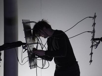 Martin Messier converteix radiofreqüències imperceptibles a la vista i l'oïda en espectacle audiovisual.