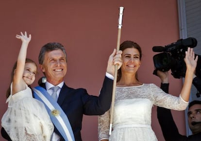 Mauricio Macri, junto a su esposa Juliana Awada y con su hija Antonia en brazos, ayer en el balcón de la Casa Rosada.