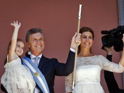 Mauricio Macri, junto a sua esposa Juliana Awada e com sua filha Antonia nos braços, na varanda da Casa Rosada.