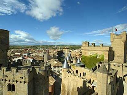 El castillo de Olite, un imponente complejo palaciego reconstruido en los años treinta, fue levantado a finales del siglo XIV bajo el mandato de Carlos III el Noble.