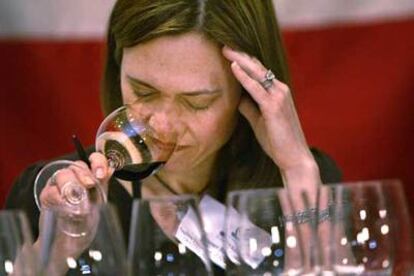 Una de las <i>sommelier</i> que han participado en California huele uno de los vinos durante el 30º aniversario del <i>Juicio de París</i>.