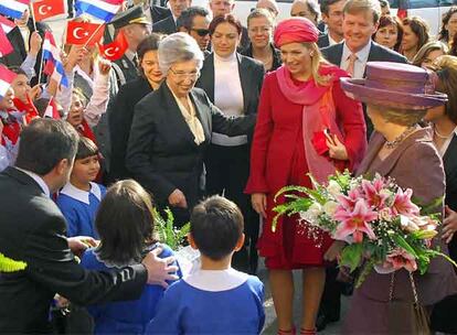 La princesa de Máxima, de Holanda, que está embarazada de siete meses, se encuentra de visita oficial en Turquía. Máxima ha acudido junto a su marido, el príncipe heredero Guillermo y la reina Beatriz. Durante cuatro días, además de acudir a actos oficiales, la familia real holandesa va a aprovechar para visitar lugares emblemáticos de Estambul, como la Mezquita Azul o la Catedral de Santa Sofía.