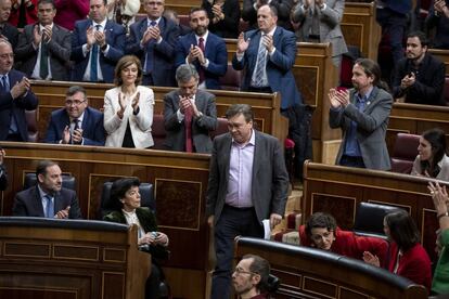 El diputado de Teruel Existe, Tomás Guitarte, se dispone a tomar la palabra en el Congreso el pasado enero ante los aplausos de los miembros del PSOE e Unidas Podemos.
