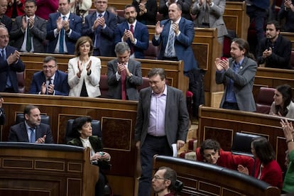 El diputado de Teruel Existe, Tomás Guitarte, se dispone a tomar la palabra en el Congreso el pasado enero ante los aplausos de los miembros del PSOE e Unidas Podemos.