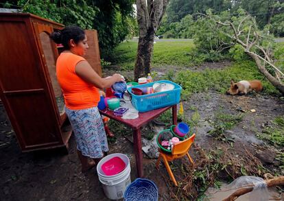 A woman washes the dishes outside her flooded house after the passage of tropical storm Nate in Rivas some 80 kilometres from Managua on October 6, 2017.
Intense rains from the storm forced thousands from their homes, uprooted trees, knocked out bridges and turned roads into rivers in Costa Rica, Nicaragua and Honduras. / AFP PHOTO / INTI OCON