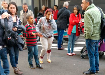 Una mujer herida abandona el aeropuerto de Bruselas tras las explosiones.