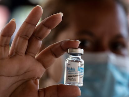 Una enfermera enseña un vial de Abdala, la primera vacuna contra la covid-19 aprobada en Cuba.