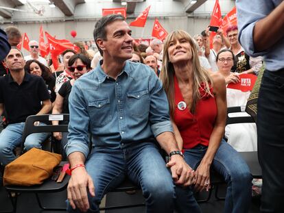 Pedro Sánchez, y su mujer, Begoña Gómez, en un acto electoral de 2023 en Getafe (Madrid).