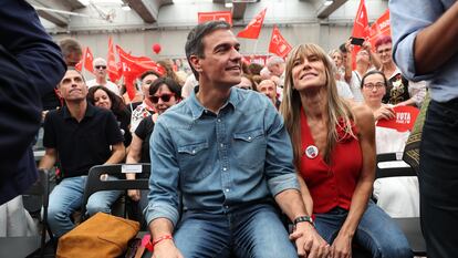 Pedro Sánchez, y su mujer, Begoña Gómez, en un acto electoral de 2023 en Getafe (Madrid).