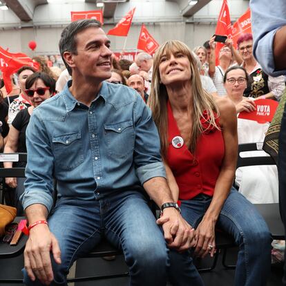 Pedro Sánchez, y su mujer, Begoña Gómez, en un acto electoral de 2023 en Getafe (Madrid).