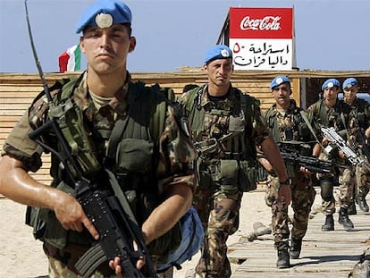 Los primeros <i>cascos azules</i> italianos del contingente de la ONU desembarcan en las playas de Tiro, en el sur de Líbano.