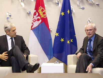El presidente del Consejo Europeo, Herman Van Rompuy (d) y el presidente de Serbia, Boris Tadic, (i), durante el encuentro que han mantenido en la Comisión Europea en Bruselas, Bélgica, hoy, martes.