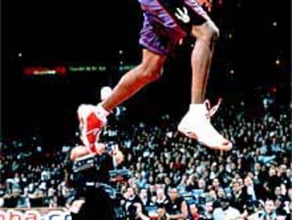 Vince Carter se dispone a efectuar un <b></b><i>mate</i>.