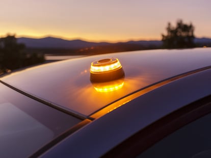 Artículo de EL PAÍS Escaparate que describe la luz de emergencia V16 rebajada en PcComponentes a menos de 30 euros