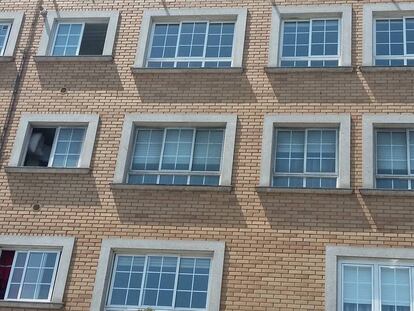 Edificio de Culleredo donde ha aparecido una mujer momificada hace un lustro. Las cuatro ventanas centrales pertenecen a su vivienda.