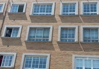 Edificio de Culleredo donde ha aparecido una mujer momificada hace un lustro. Las cuatro ventanas centrales pertenecen a su vivienda.