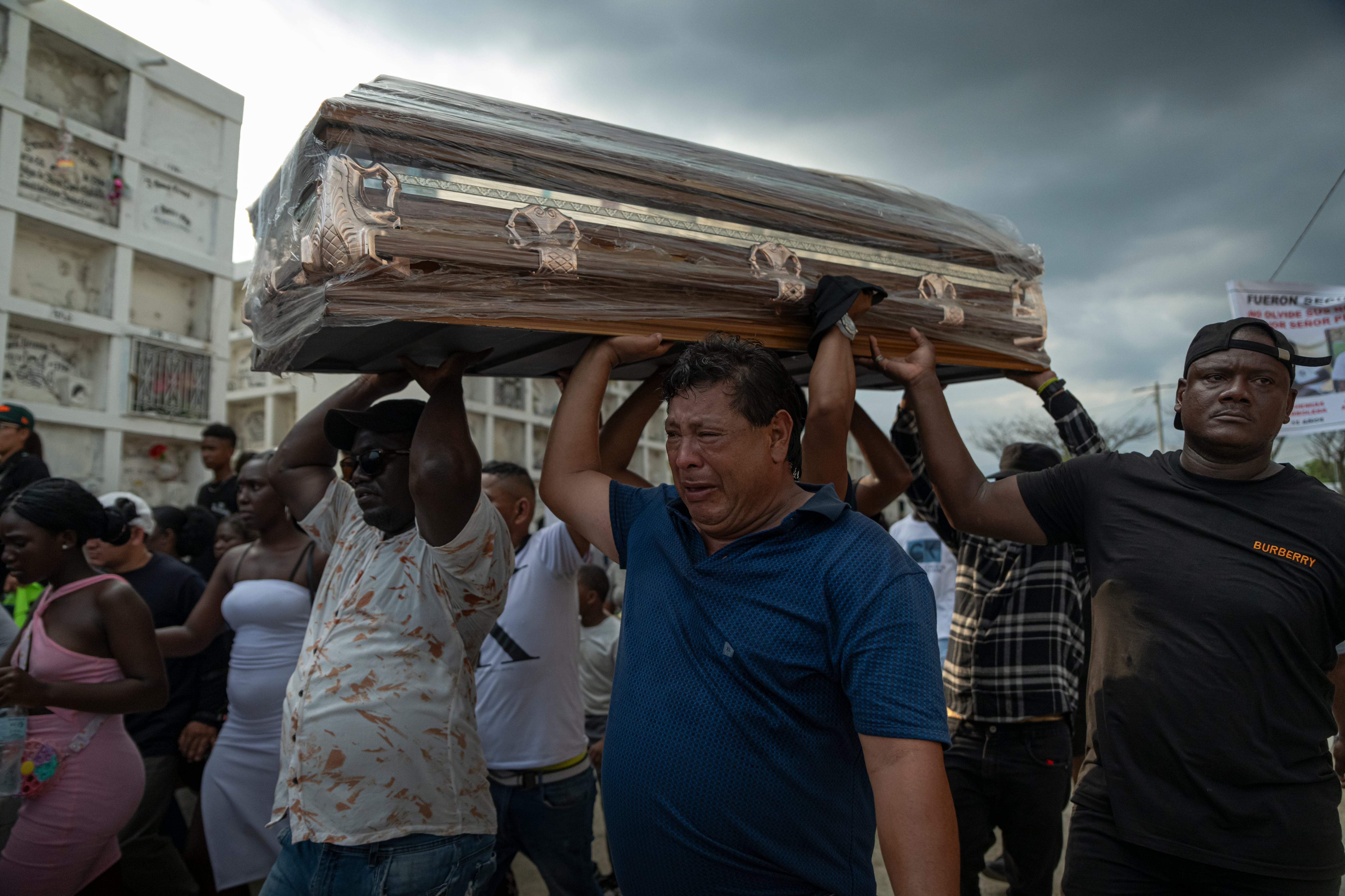 Familiares y amigos participan en los entierros de cuatro jóvenes La gente asiste al funeral de cuatro menores encontrados sin vida la semana pasada en el barrio las Malvinas en Guayaquil, Ecuador, el 1 de enero de 2025.