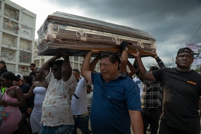 Familiares y amigos participan en los entierros de cuatro jóvenes La gente asiste al funeral de cuatro menores encontrados sin vida la semana pasada en el barrio las Malvinas en Guayaquil, Ecuador, el 1 de enero de 2025.
