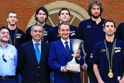 Los jugadores y el cuerpo tcnico de la seleccin espa?ola de baloncesto que el domingo se proclamaron campeones del mundo han sido recibidos hoy por los Reyes y por el presidente del Gobierno, Jos Luis Rodrguez Zapatero, en sendas audiencias. "Habis sido un ejemplo de coraje, talento, trabajo en equipo y de deportividad, con un gran talante", les ha dicho Zapatero.