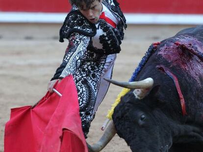 Miguel Abell&aacute;n en el quinto toro, al que cort&oacute; una oreja. 